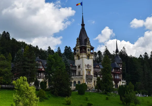 Peles Kalesi, Alman yeni Rönesans mimarisinin bir başyapıtıdır. Resimli Sinaia kasabasındaki Bucegi Dağları 'nın eteklerinde kurulmuş, Romanya krallarının yazlık konutu olarak inşa edilmiş, Kraliyet Ailesi' ne ve günümüzdeki evlere ait. 