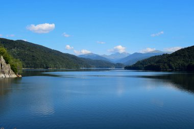 Fagaras Dağları ve Vidraru Gölü 'nün (hidroelektrik inşaatı, Transfagarasan karayolu üzerindeki su tesisatı) manzarası inanılmaz.)