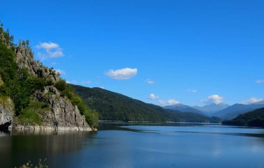 Fagaras Dağları ve Vidraru Gölü 'nün (hidroelektrik inşaatı, Transfagarasan karayolu üzerindeki su tesisatı) manzarası inanılmaz.)