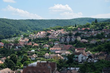 Eski kasabanın yaz panoramik manzarası. Turuncu tuğlalı çatıları olan eski evler. Sighisoara, Mures County, Transilvanya, Romanya.