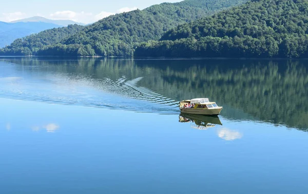 Небольшая Прогулочная Лодка Пересекает Озеро Видрару Гидроэнергетическое Строительство Карпатах Трансфагарасан — стоковое фото