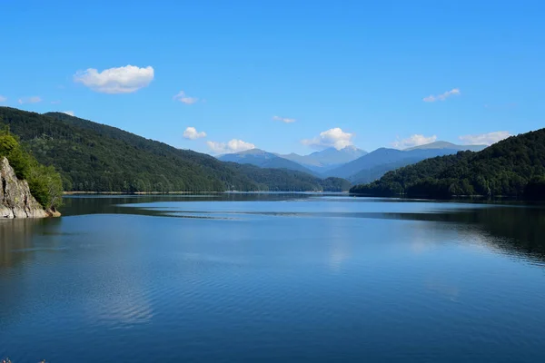 Fagaras Dağları ve Vidraru Gölü 'nün (hidroelektrik inşaatı, Transfagarasan karayolu üzerindeki su tesisatı) manzarası inanılmaz.)