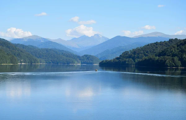 Ein Kleines Sportboot Überquert Den Vidraru See Wasserkraftbau Den Karpaten lizenzfreie Stockfotos