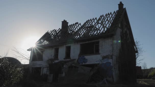 Sonne Erscheint Hinter Dem Alten Verlassenen Haus Nordirland Schieberegler Erschossen — Stockvideo