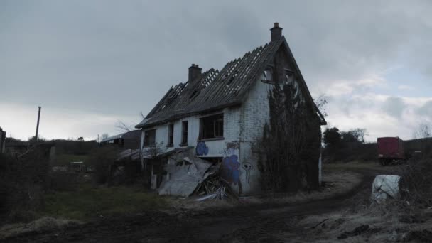 Handheld Närmar Sig Det Övergivna Huset Med Graffiti Molnig Himmel — Stockvideo