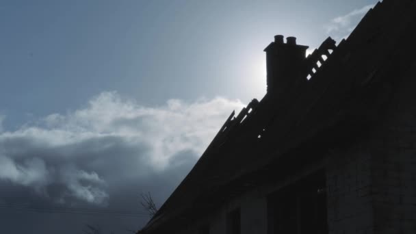 Het Profiel Van Het Oude Verlaten Huis Met Schoorsteen Onder — Stockvideo