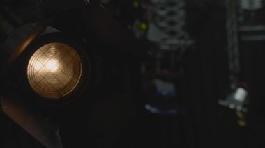 Stüdyo Işığı Arkaplanda Mavi ve Turuncu Işıkları Açar