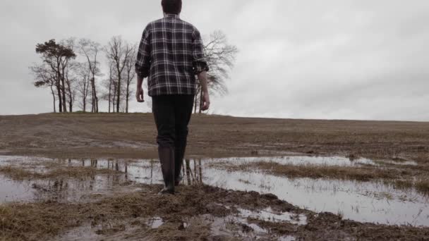 Hombre Wellies Caminando Través Charcos Campo Graduado Cámara Lenta — Vídeos de Stock