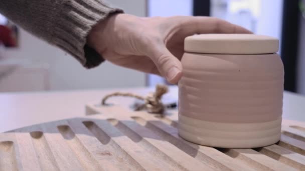 Keramik Pot Och Mugg Placeras Stora Träskiva — Stockvideo
