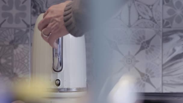 Ketel Opgepikt Door Mens Moderne Keuken — Stockvideo