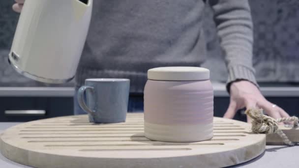 Mann Gießt Heißes Wasser Becher Für Tee Während Kamera Langsam — Stockvideo