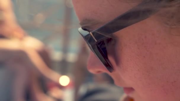 Frau Mit Sonnenbrille Skizziert — Stockvideo