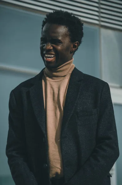 Portret Młodego Czarnego Biznesmena Uśmiechniętego — Zdjęcie stockowe