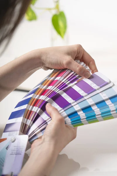 Designer Memilih Warna Dari Palet Untuk Karya Baru — Stok Foto