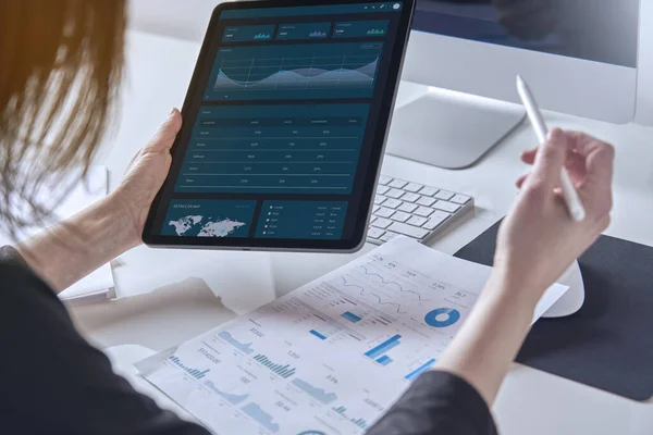 Affärskvinna Konsulterar Marknadsföringsstatistik Och Analyserar Företagets Tillväxt Online Med Sin — Stockfoto