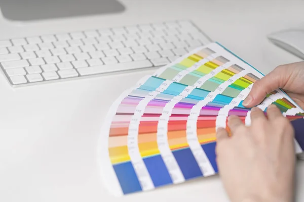 Desainer Grafis Bekerja Pada Pilihan Warna Palet Untuk Bisnis Kreatif — Stok Foto