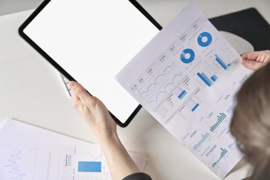 Kafkasyalı bir iş kadını tarafından kullanılan beyaz ekranlı Model Mobil Tablet Şablonu 
