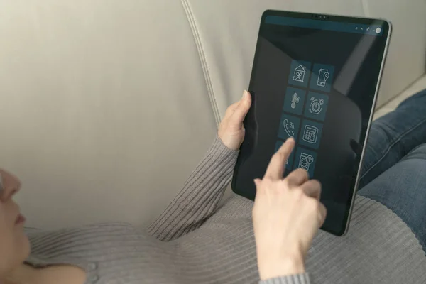Seorang Wanita Memantau Rumah Domotik Dengan Aplikasi Tablet Dari Ruang — Stok Foto
