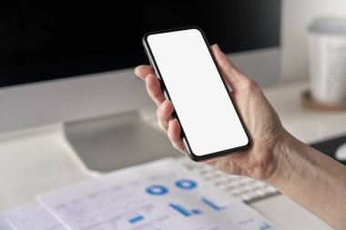 Kafkasyalı bir iş kadını tarafından kullanılan beyaz ekranlı model mobil akıllı telefon şablonu 