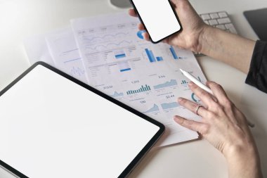 Model mobil tablet ve beyaz ekranlı akıllı telefon şablonu beyaz iş kadını tarafından kullanılıyor 