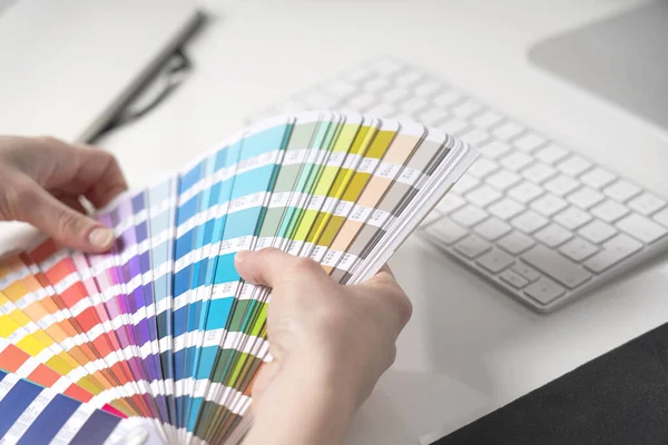 Desainer Grafis Memilih Warna Dari Palet Panduan Untuk Melukis Dan — Stok Foto
