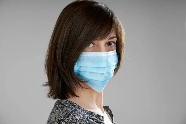 Portrait Girl Surgical Mask Coronavirus Lockdown Gray Background — Stock Photo, Image