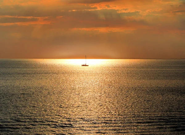 Jednym statkiem w harbour sunset — Zdjęcie stockowe