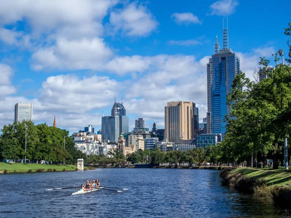 Rowinig Yarra Nehri üzerinde