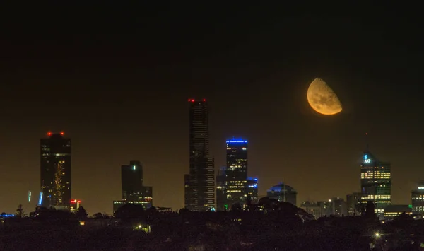 Lua a instalar-se na cidade — Fotografia de Stock