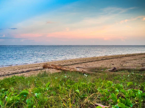 Sun położony jest przy plaży Sanur — Zdjęcie stockowe