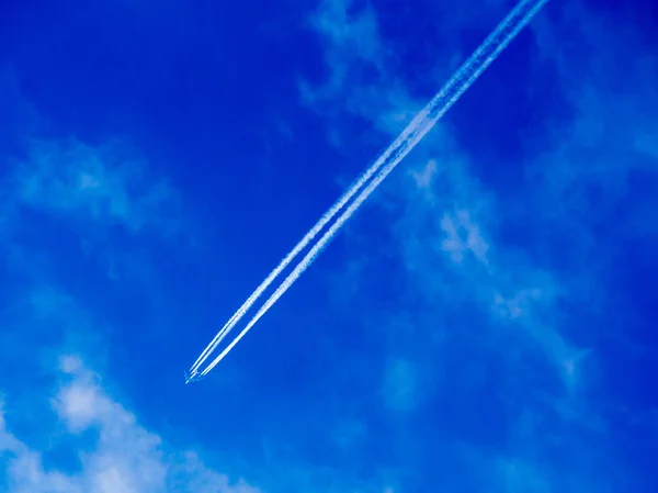Vliegtuig vapor trails — Stockfoto