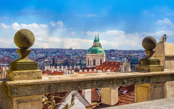 Město Praha s římskokatolický kostel sv. — Stock fotografie