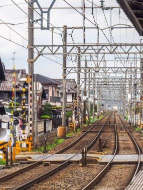 Tren rayları ve altyapı