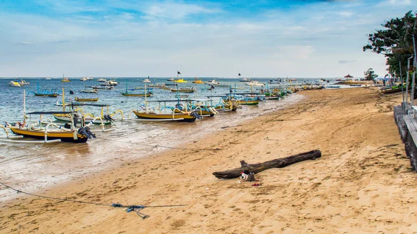 Traditional fishing boat on the beach — Stock Photo, Image