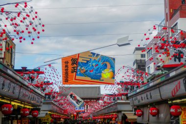 Japonya, Tokyo - 14 Ocak 2014: Tokyo Asakusa Tapınağı'nda Colurful ve alışveriş şenlikli şerit