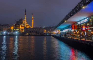 Türkiye, Istanbul - 15 Mart 2015: Yeni Camii ve Galata Köprüsü, Istanbul, Night shot