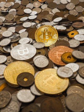 Bitcoin paraları sikke büyük yığın içinde karıştırın