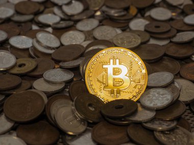 Bitcoin sikkeleri üzerinde büyük paralar yığını