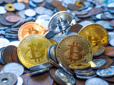 Bitcoin sikkeleri üzerinde büyük paralar yığını