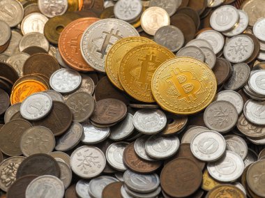 Bitcoin sikkeleri üzerinde büyük paralar yığını