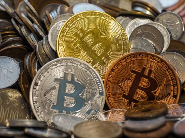 Altın, gümüş ve bronz Bitcoin demir büyük paralar yığını