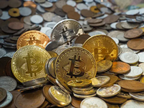 Bitcoin sikkeleri üzerinde büyük paralar yığını