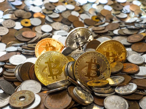 Bitcoin sikkeleri üzerinde büyük paralar yığını