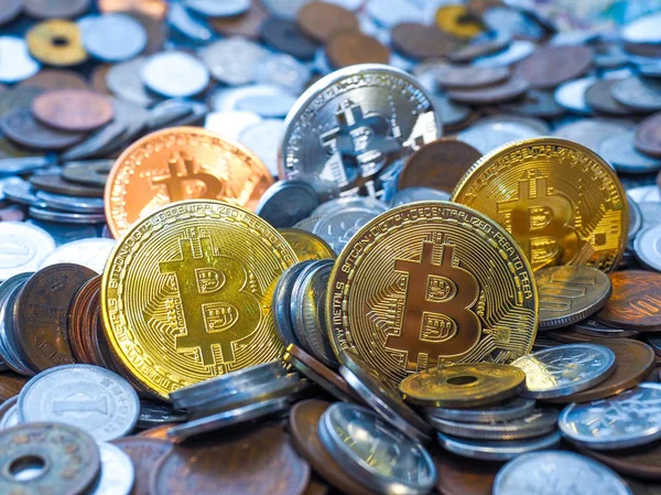 Bitcoin sikkeleri üzerinde büyük paralar yığını