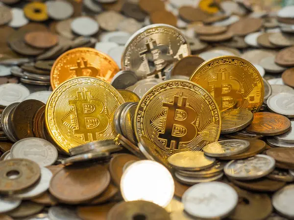 Bitcoin sikkeleri üzerinde büyük paralar yığını