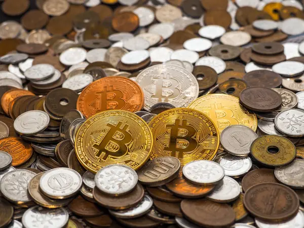 Bitcoin sikkeleri üzerinde büyük paralar yığını