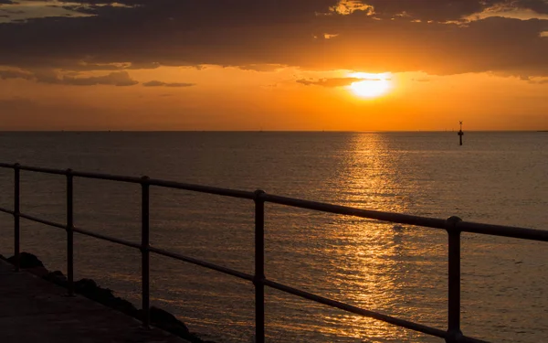 Tramonto panoramico dal molo sopra il mare — Foto Stock