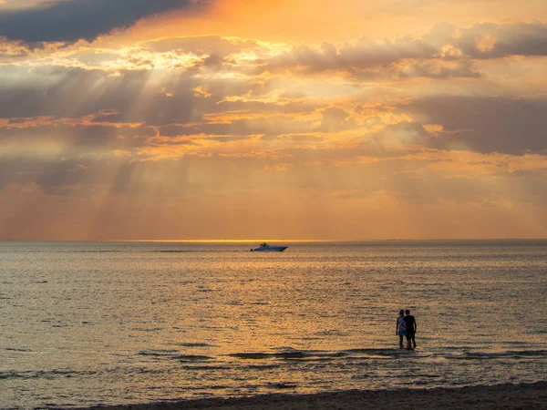 Australië Melbourne Januari 2015 Mensen Het Water Kijken Naar Ondergaande — Stockfoto