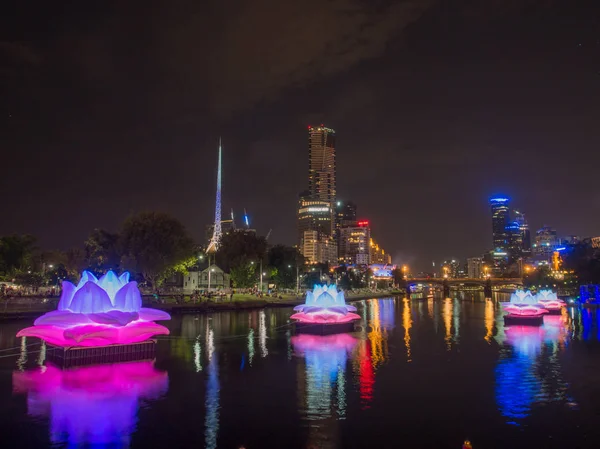 Río Yarra con coloridas decoraciones iluminadas — Foto de Stock