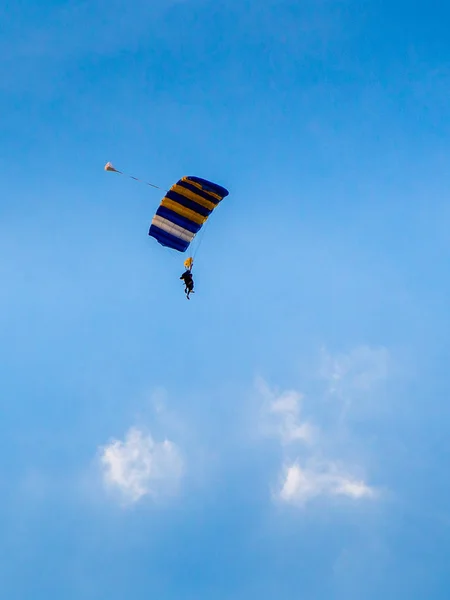 Parachutiste avec parachute coloré — Photo